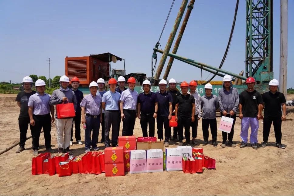 集团工会领导高温下深入沅江项目建设地慰问一线职工 集团工会领导高温下深入沅江项目建设地慰问一线职工